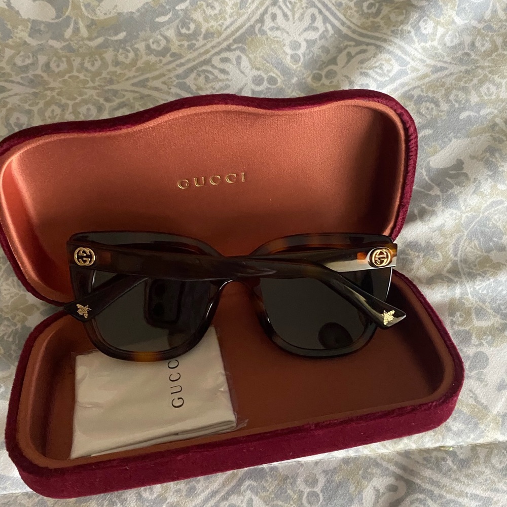 New never worn Gucci sunglasses in tortoise